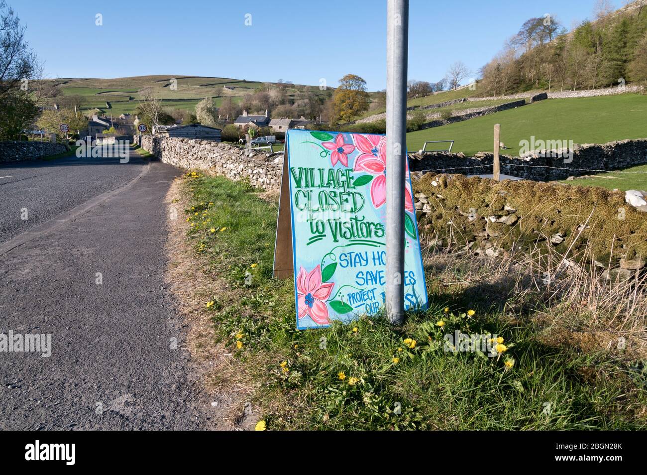 Cartello dicendo villaggio chiuso a causa di Covid-19, Stainforth, nel Yorkshire Dales National Park, Regno Unito Foto Stock