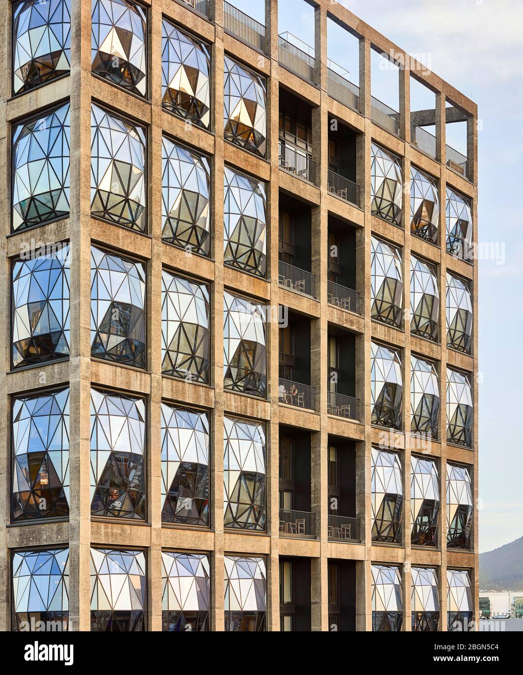 Primo piano delle finestre con facciate in vetro. Zeitz MOCAA, Città del Capo, Sudafrica. Architetto: Heatherwick Studio, 2017. Foto Stock