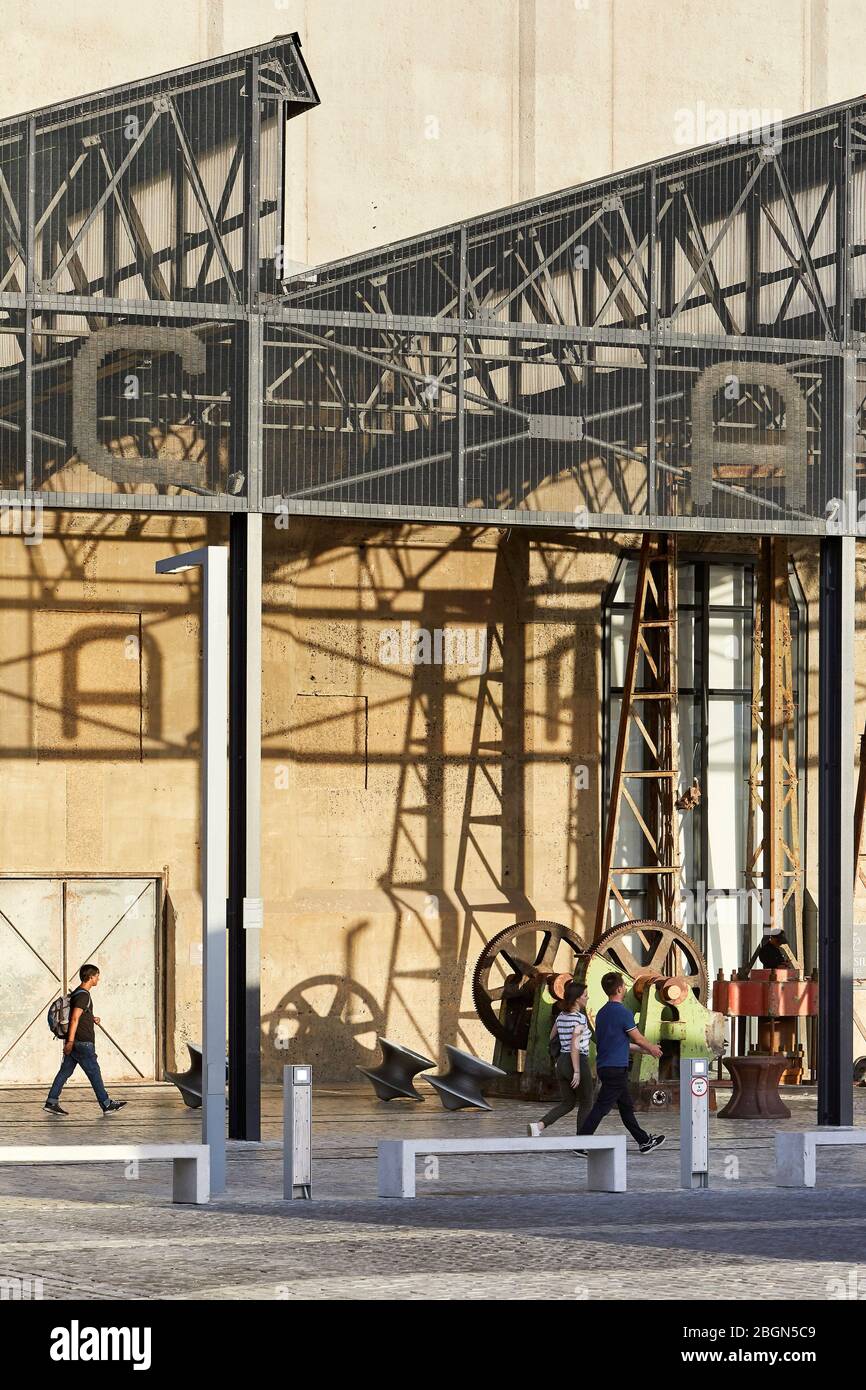 Pista con canopied spied davanti al cortile con passerbys che camminano. Zeitz MOCAA, Città del Capo, Sudafrica. Architetto: Heatherwick Studio, 2017. Foto Stock