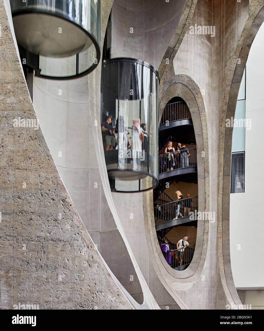 Atrio centrale con ascensori e scale e tubi in cemento che espongono la struttura. Zeitz MOCAA, Città del Capo, Sudafrica. Architetto: Heatherwick Studio Foto Stock