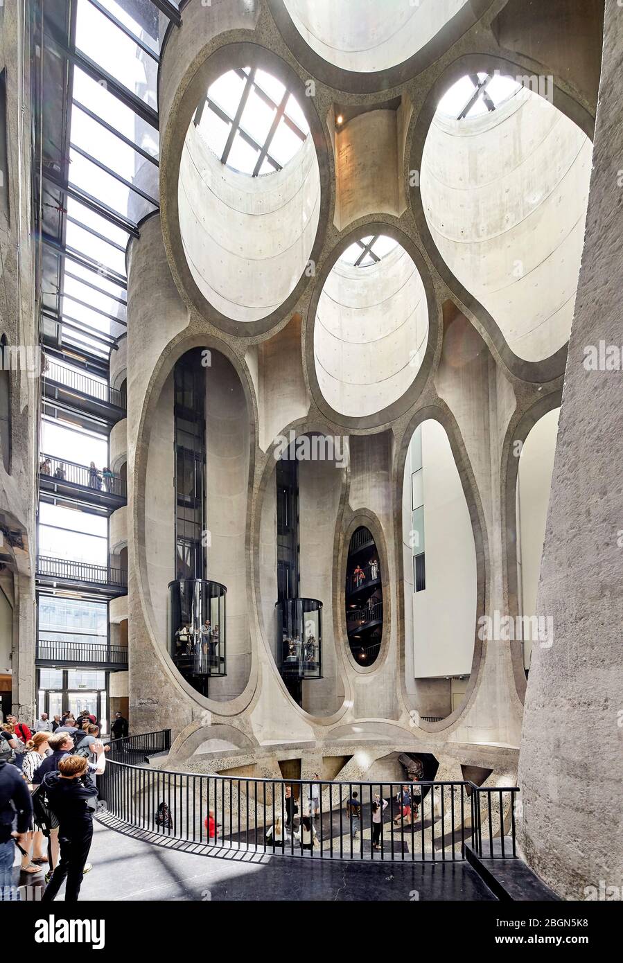 Atrio centrale con tubi in cemento che espongono la struttura. Zeitz MOCAA, Città del Capo, Sudafrica. Architetto: Heatherwick Studio, 2017. Foto Stock