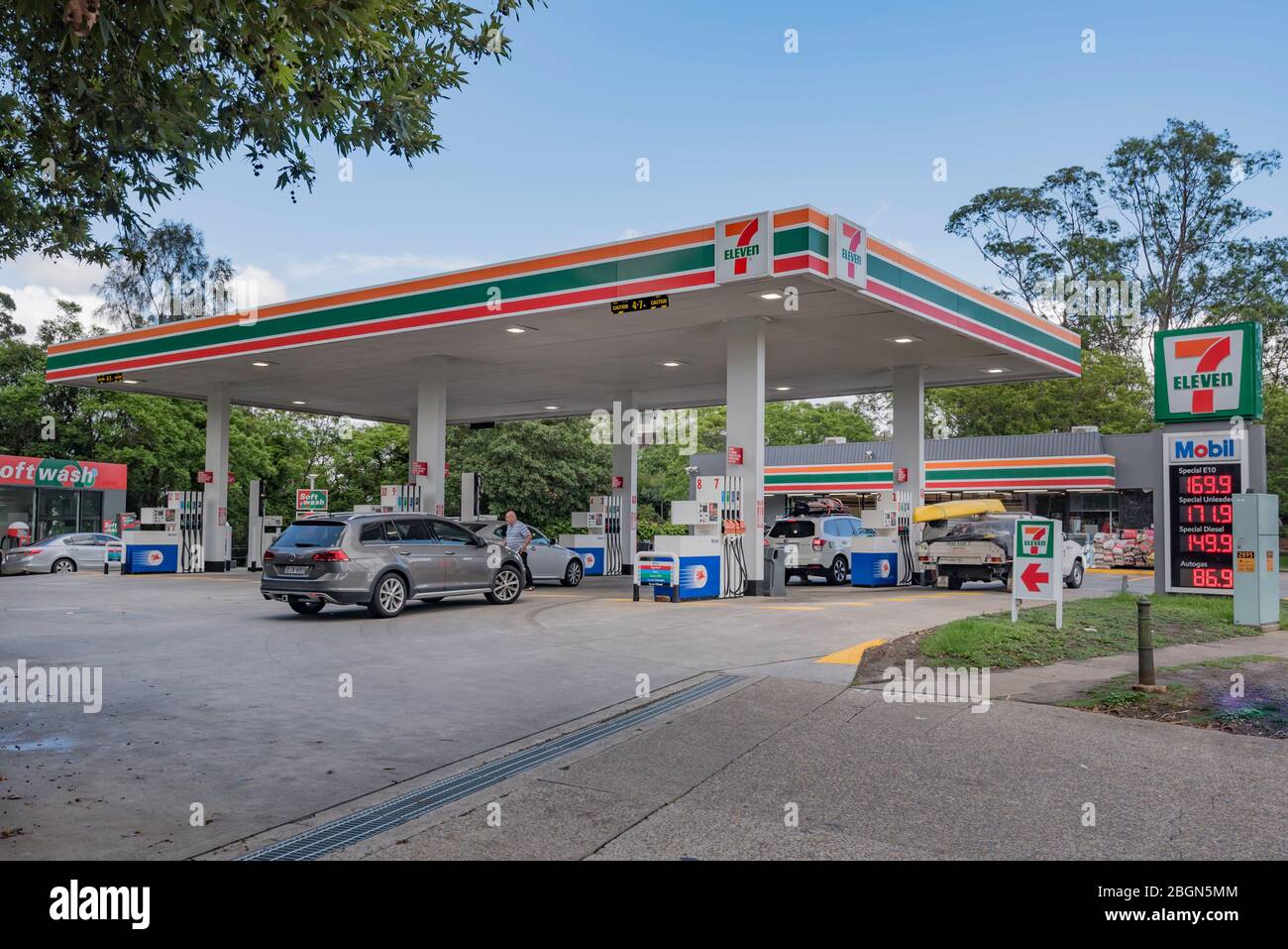 La stazione di benzina o di benzina Eleven 7 a Turramurra sulla costa nord di Sydney, Australia, che vende carburante E10 senza piombo a 1.70 dollari al litro (2,70 dollari per Gal) Foto Stock