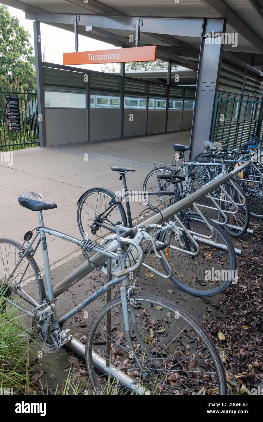 Le biciclette pendolari parcheggiate in un apposito portabiciclette accanto alla stazione ferroviaria di Turramurra sulla costa nord di Sydney in Australia Foto Stock