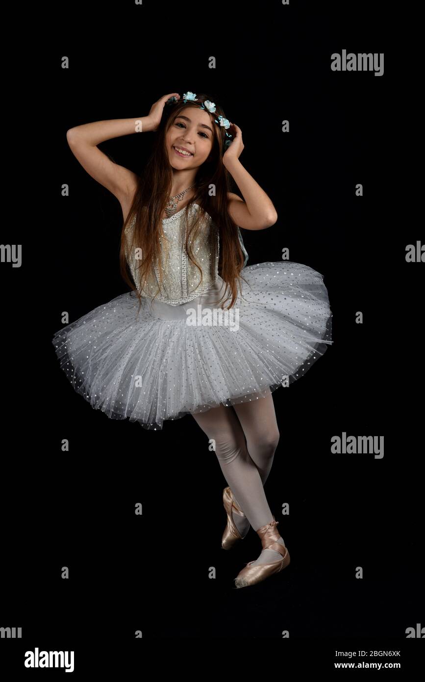 ragazza che balla con tutu bianco su sfondo nero Foto Stock