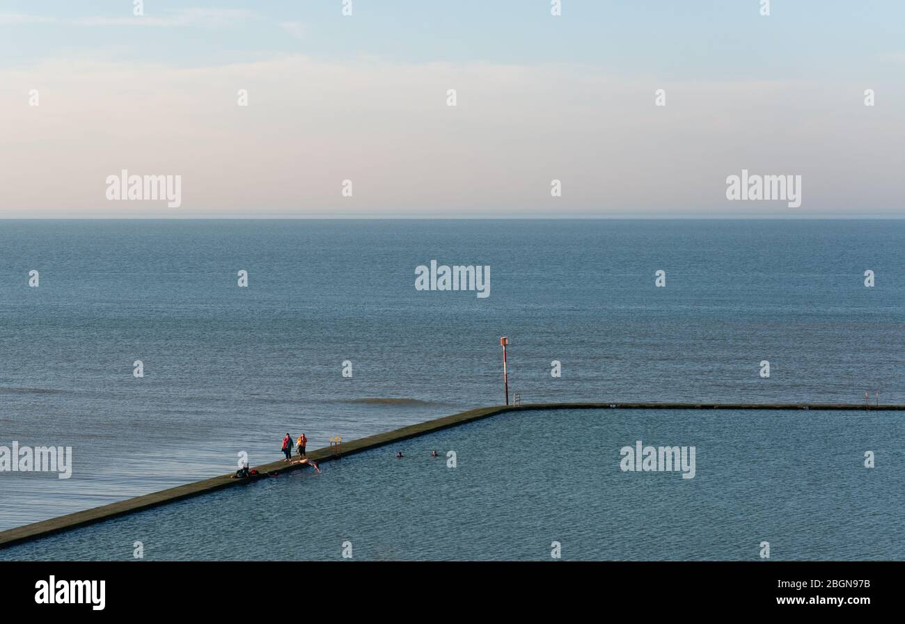 Nuoto nella piscina di Walpole Bay, Margate Foto Stock