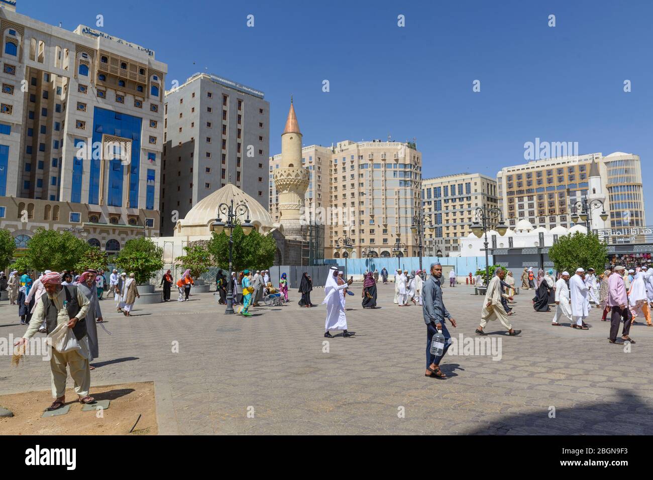 Moschea Santa a Medina, Arabia Saudita. I credenti si stanno scaldando alla moschea. Foto Stock