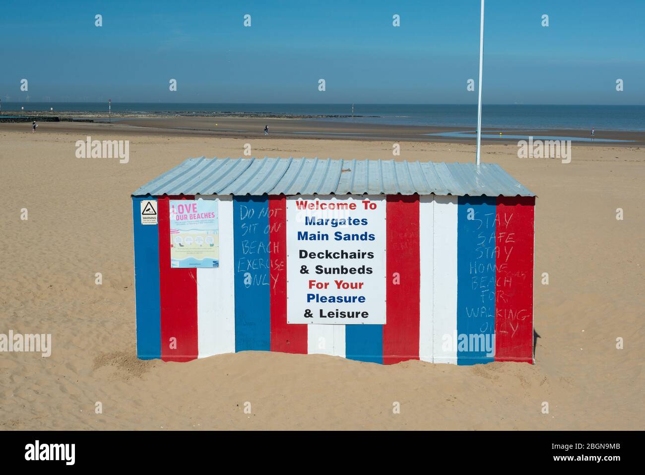 I segnali scritti a mano sulla capanna di noleggio della sedia a sdraio indicano che la spiaggia è per camminare soltanto durante il blocco Covid19 a Margate, Kent Foto Stock