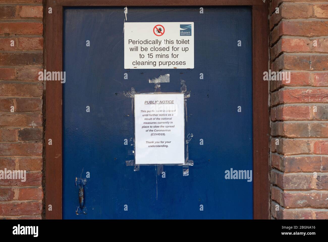 Un cartello sui servizi igienici pubblici del Margate Center che spiega perché sono chiusi durante la pandemia globale di Covid-19 Foto Stock