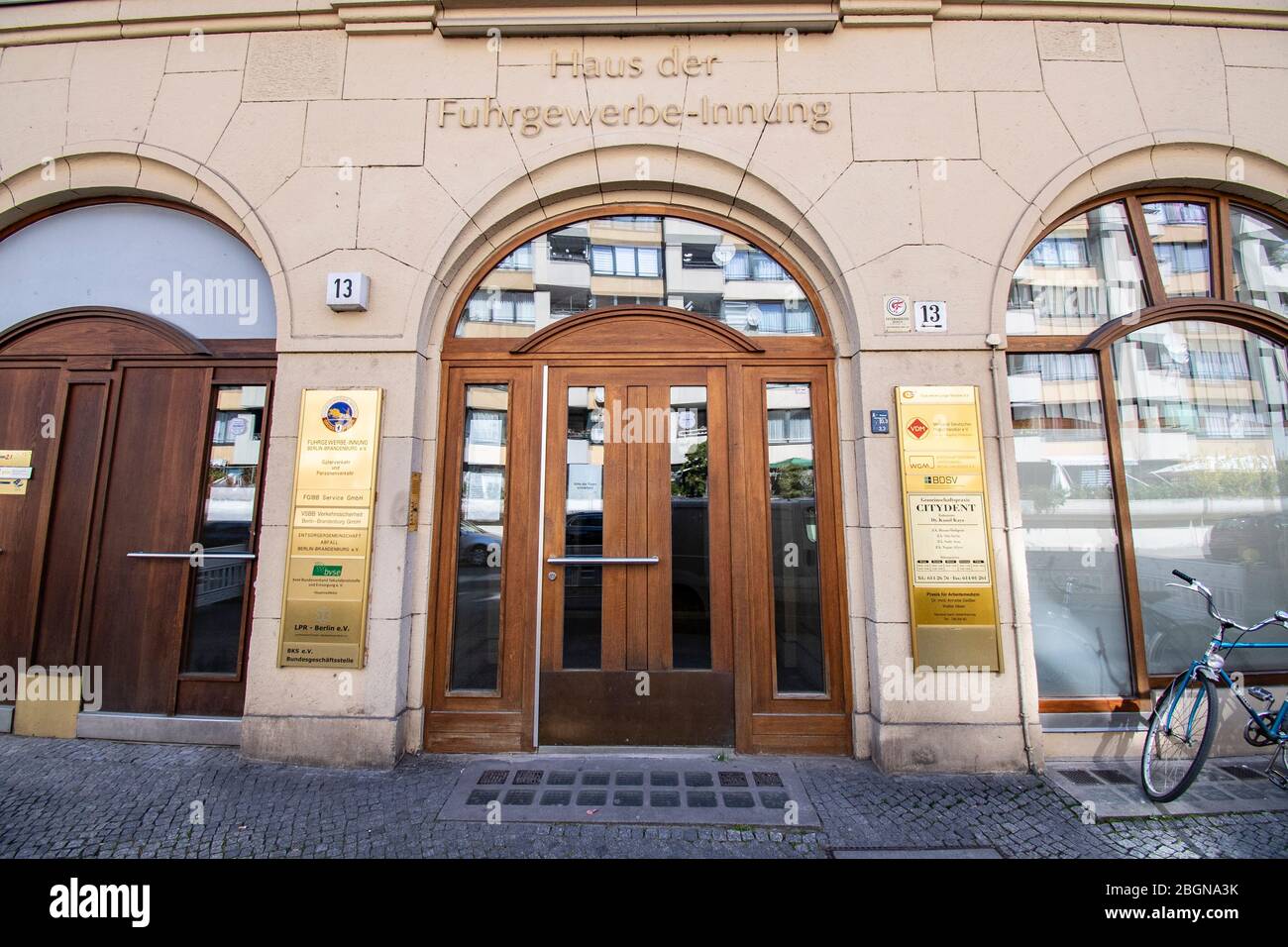 Berlino, Germania. 22 aprile 2020. 'House of the Trucking Trade Guild' è scritto su una casa a Kreuzberg. Credit: Paul Zinken/dpa-Zentralbild/ZB/dpa/Alamy Live News Foto Stock