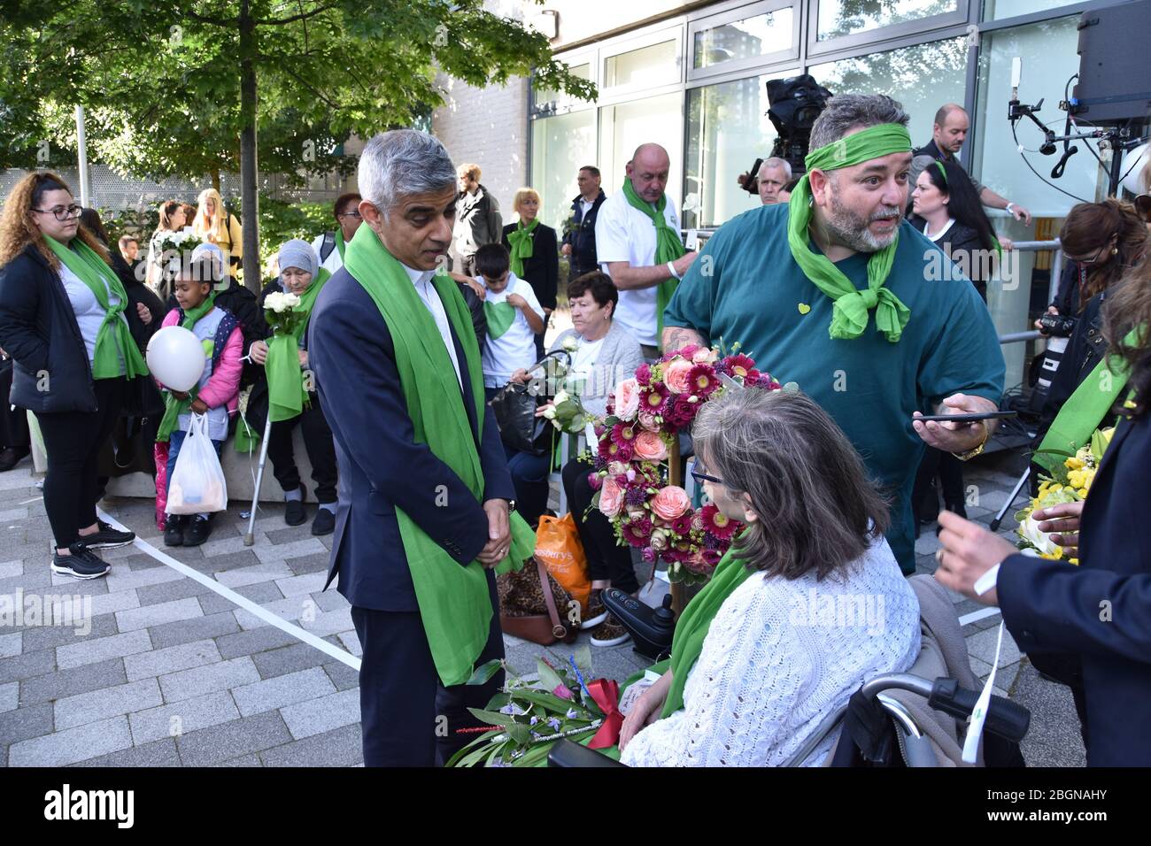 Sadiq Khan con la folla al Grenfell anniversario Foto Stock