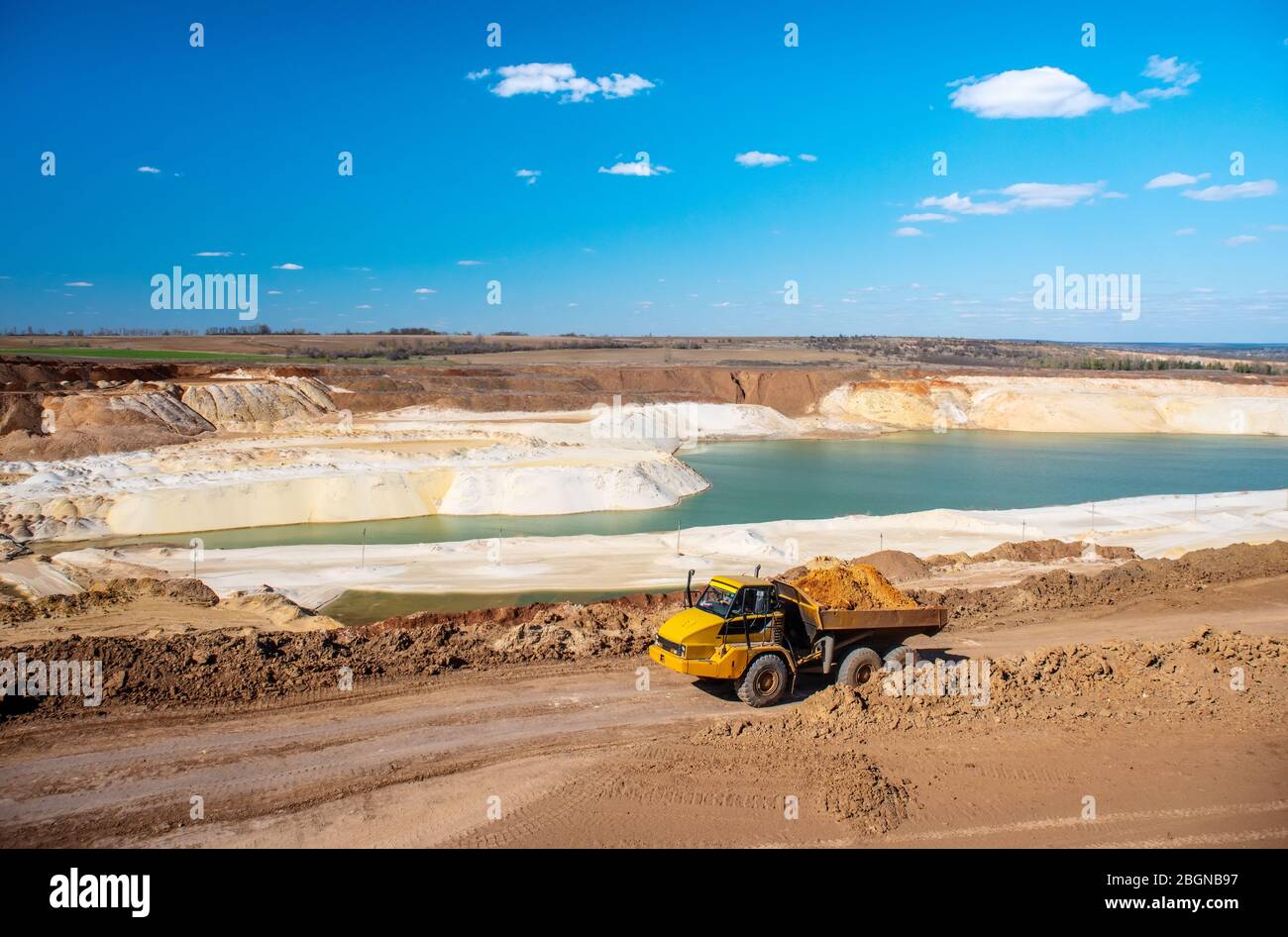 Il grande camion lavora nella cava di sabbia di quarzo Foto Stock