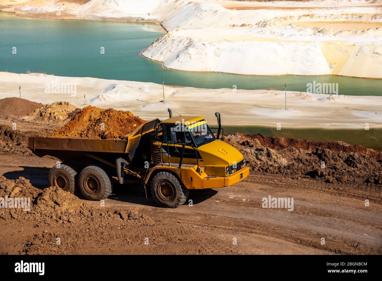 Il grande camion lavora nella cava di sabbia di quarzo Foto Stock