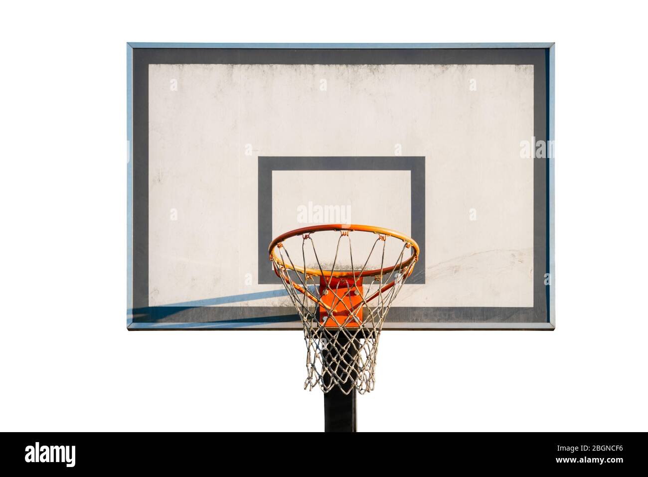 Basket di strada, rete e bordo isolato su sfondo bianco. Gioco urbano giovanile Foto Stock
