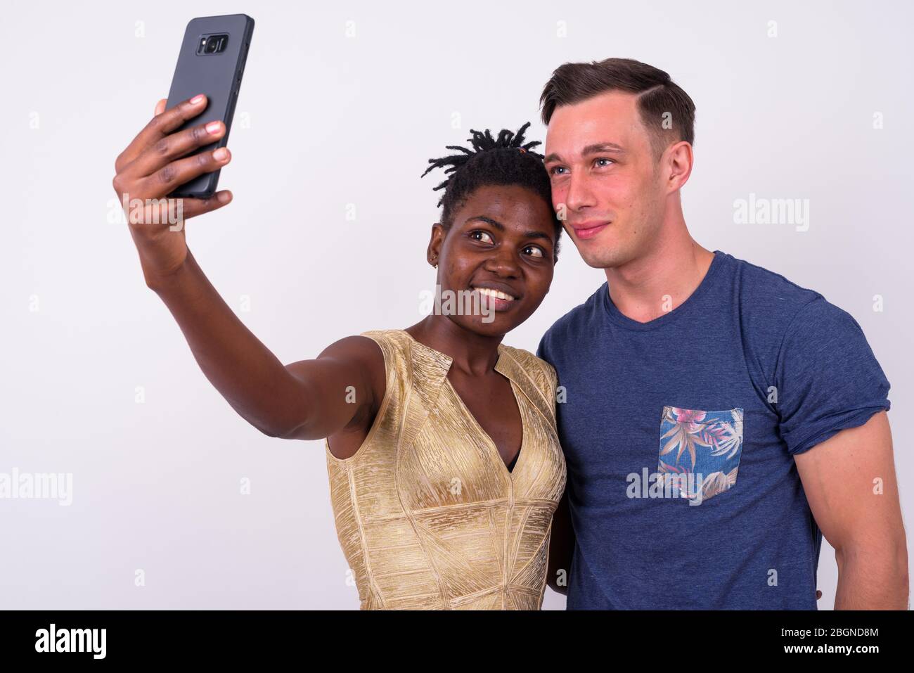 Ritratto di giovane coppia multietnica insieme Foto Stock