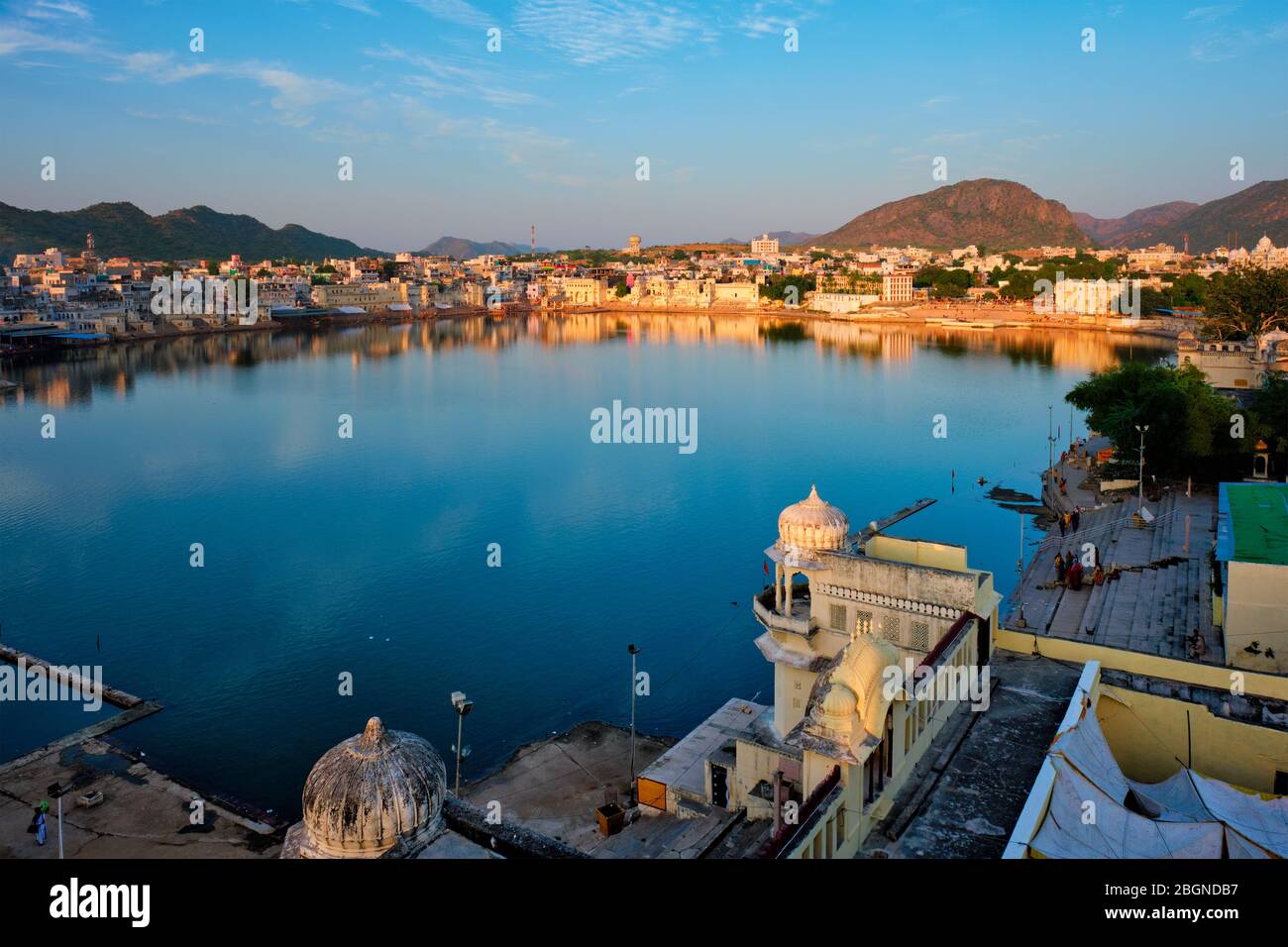 Vista della famosa città sacra indiana Pushkar con ghats Pushkar. Rajasthan, India Foto Stock