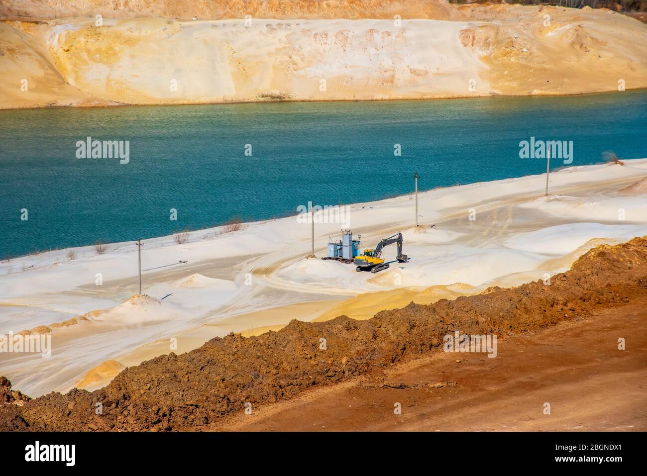 cava di sabbia bianca al quarzo con lago blu Foto Stock