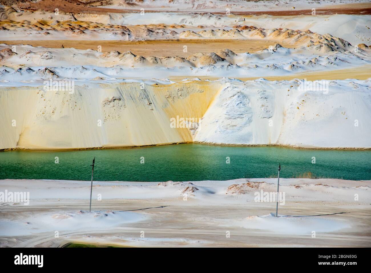 cava di sabbia bianca al quarzo con lago blu Foto Stock
