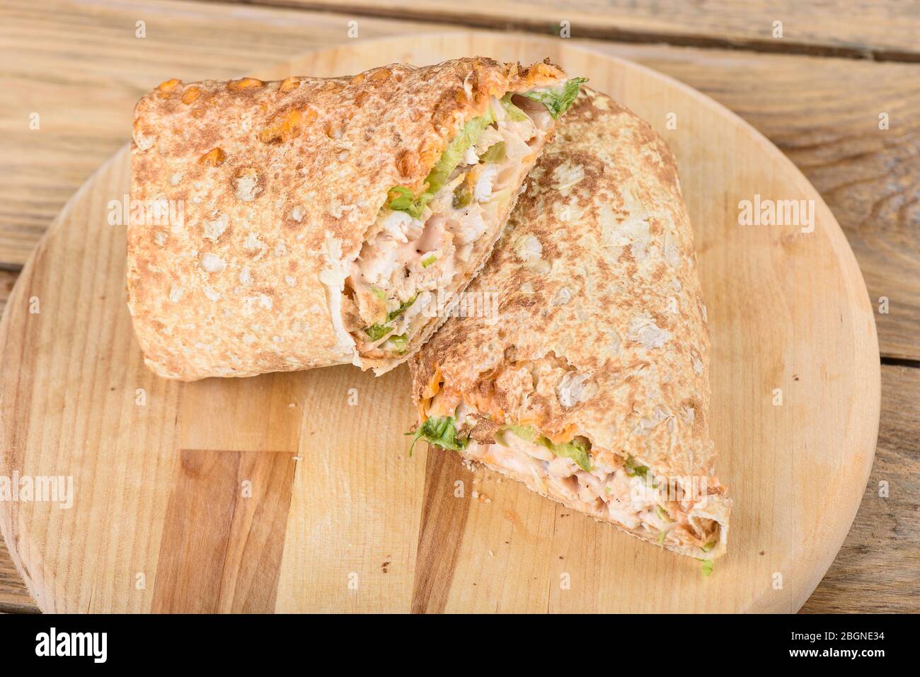 Shawarma piatto medio orientale di pita, ripieno con carne di pollo grigliata e poi tritata con spezie, salse e insalata sottaceto. Piatto fatto in casa. SH Foto Stock