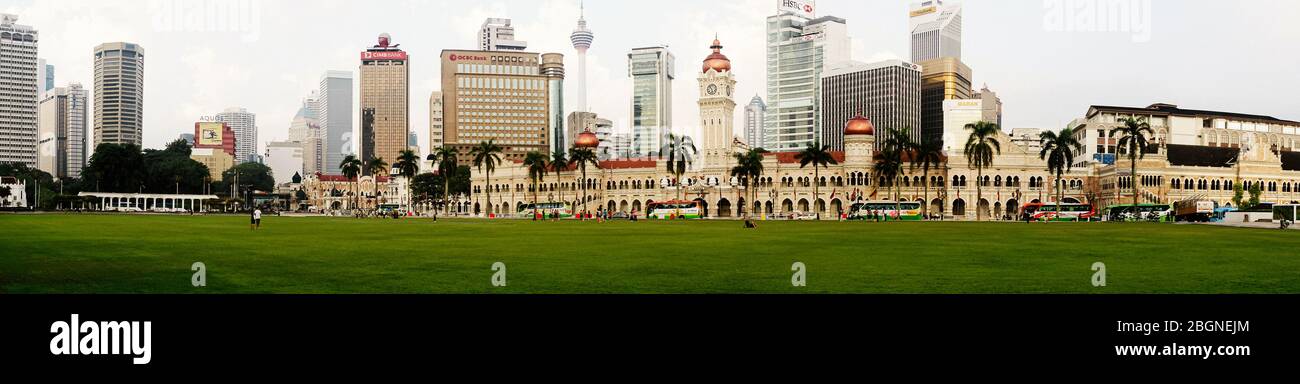 Kuala Lumpur - 18 marzo 2013: Vista da Piazza Merdeka per i grattacieli delle banche e del Sultano Abdul Samad Building Foto Stock