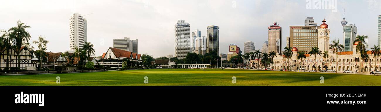 Kuala Lumpur - 18 marzo 2013: Vista del centro storico di Merdeka Square sullo sfondo grattacieli di banche e Sultan Abdul Samad Building Foto Stock