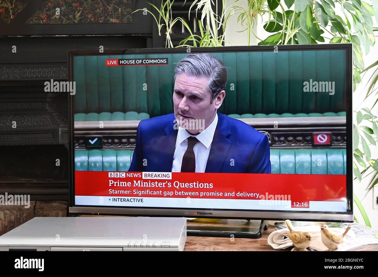 Il leader del partito laburista Sir Keir Starmer che pone domande al vice primo ministro Dominic Raab sui test di Covid al PMQ. Parlamento britannico. Foto Stock