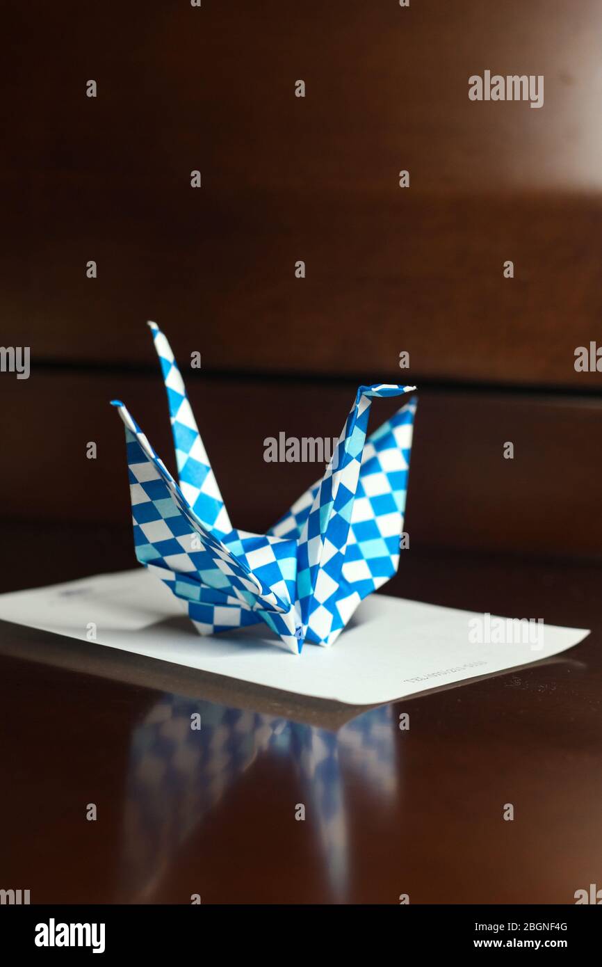 Gli hotel giapponesi fanno i cigni di origami per tutti i loro clienti e mostrano il loro orgoglio nell'averli come ospiti a tutto il turista che viaggia a tokyo giappone. Foto Stock