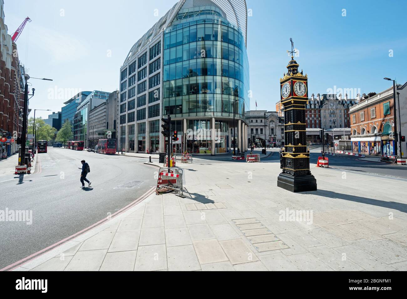 PA ha chiesto ai suoi fotografi di scattare una foto a MEZZOGIORNO per mostrare l'impatto del coronavirus sul Regno Unito e l'Irlanda. Strade e marciapiedi vuoti circondano Little ben, una torre dell'orologio in ghisa in miniatura, situata all'incrocio tra Vauxhall Bridge Road e Victoria Street, a Westminster di Londra, mentre negozi e attività rimangono chiusi e la popolazione è in blocco nella continua lotta contro il coronavirus. Foto Stock