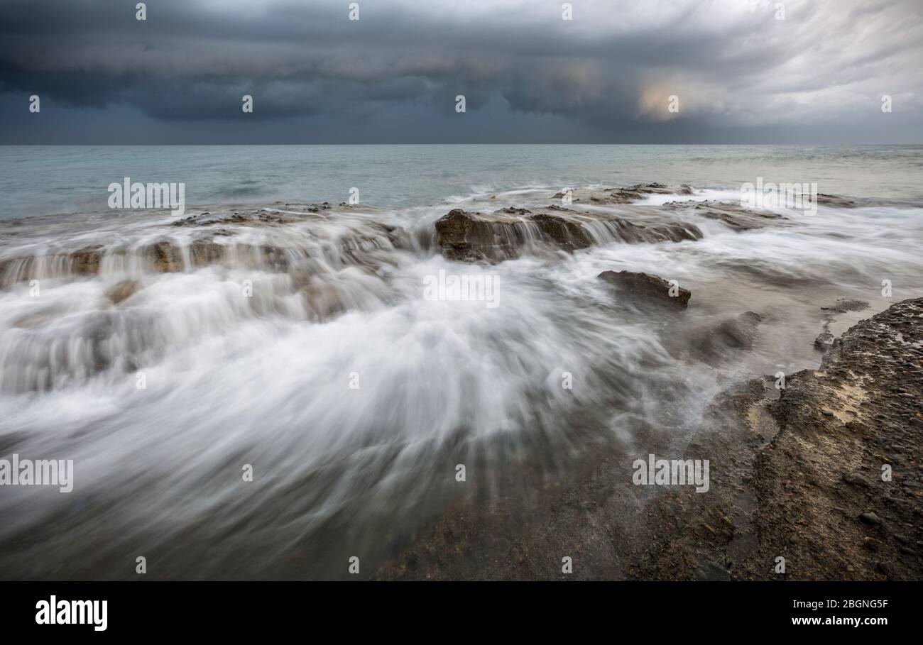 Stagcape tempestoso alla spiaggia di Argaka, Cipro Foto Stock