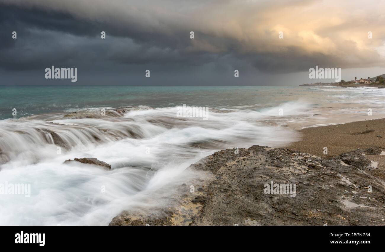 Stagcape tempestoso alla spiaggia di Argaka, Cipro Foto Stock