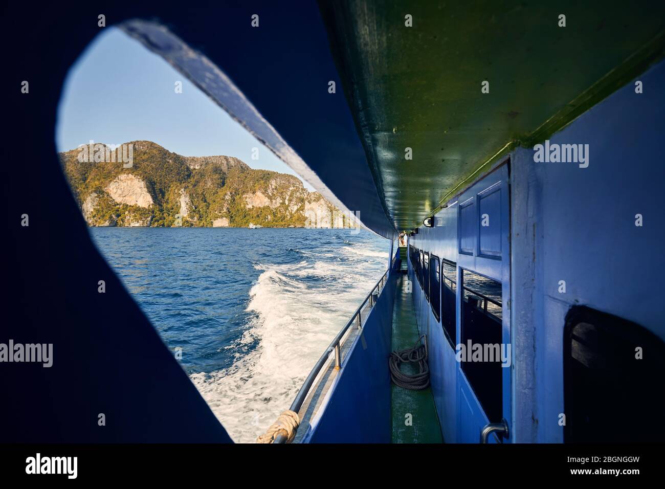 Cruise Ferry boat in prossimità delle isole tropicali a giornata soleggiata nel Mare delle Andamane, Thailandia Foto Stock