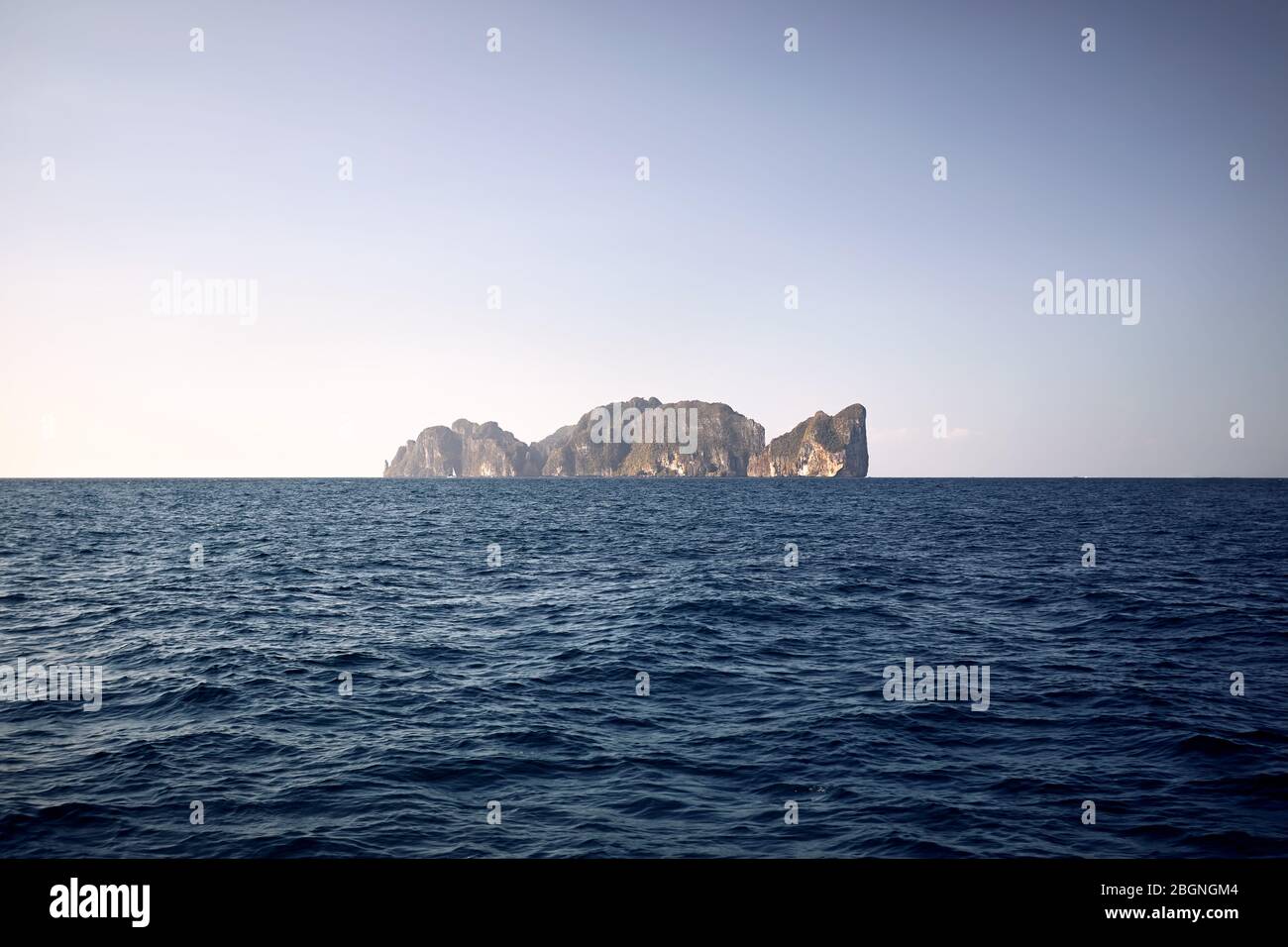 Isole tropicali Koh Phi Phi leh nel mare delle Andamane della provincia di Krabi, Thailandia Foto Stock