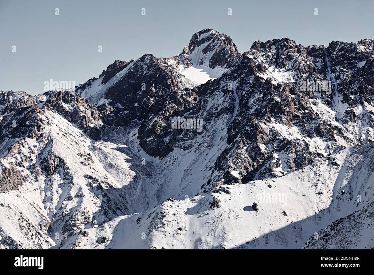 Alte montagne con la neve e il picco Nursultan ad Almaty in Kazakistan Foto Stock