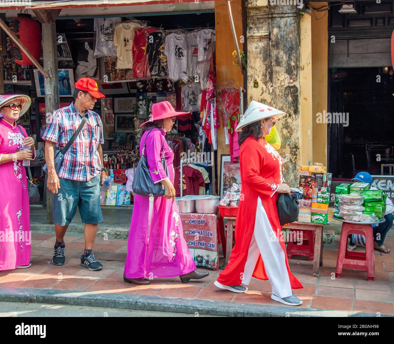 Hoi An, Vietnam - 20 marzo 2019. Donne locali a piedi in centro in un costume tradizionale per una donna in Vietnam Foto Stock