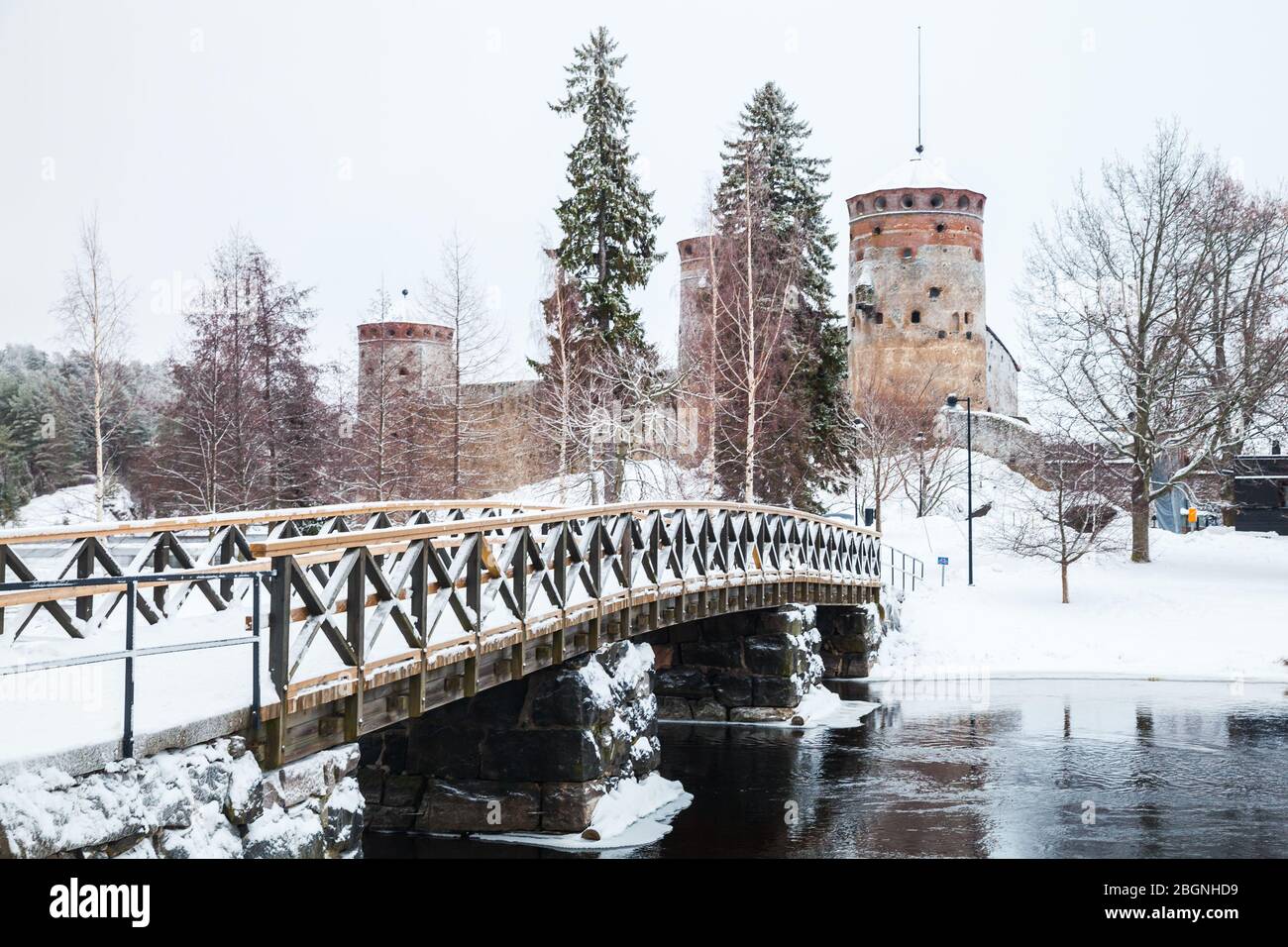 Paesaggio di Savonlinna, Finlandia. Ponte al castello di Olavinlinna nella stagione invernale Foto Stock