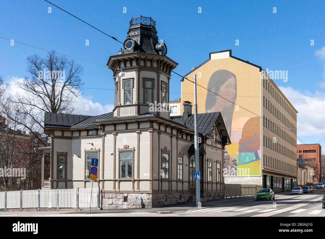 Vecchia casa di legno con una torretta all'angolo di Toinen linja e Castréninkatu nel distretto di Kallio di Helsinki, Finlandia Foto Stock