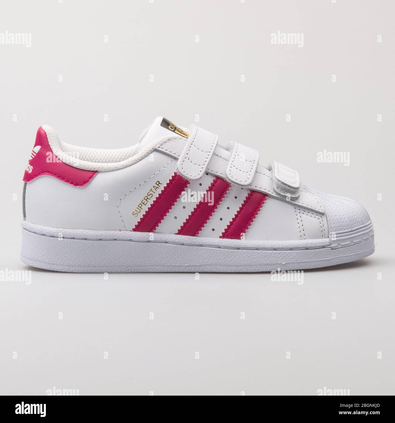 White adidas superstar trainers immagini e fotografie stock ad alta risoluzione Alamy
