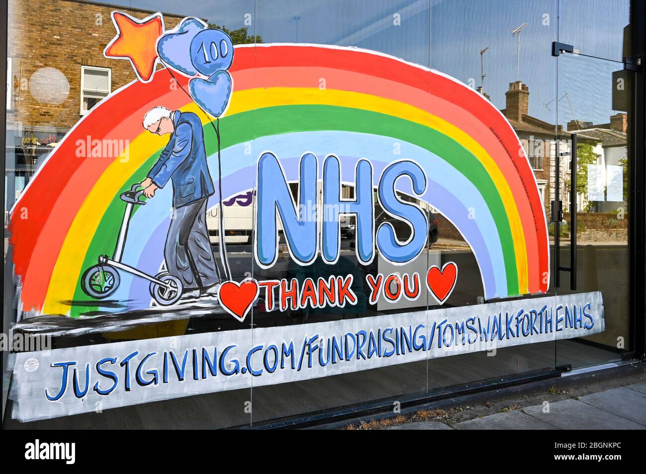 Pubblicizzando una passeggiata, per raccogliere denaro per le associazioni di beneficenza NHS, dal capitano Tom Moore che ha camminato 100 giri del suo giardino entro il suo centesimo compleanno. Foto Stock