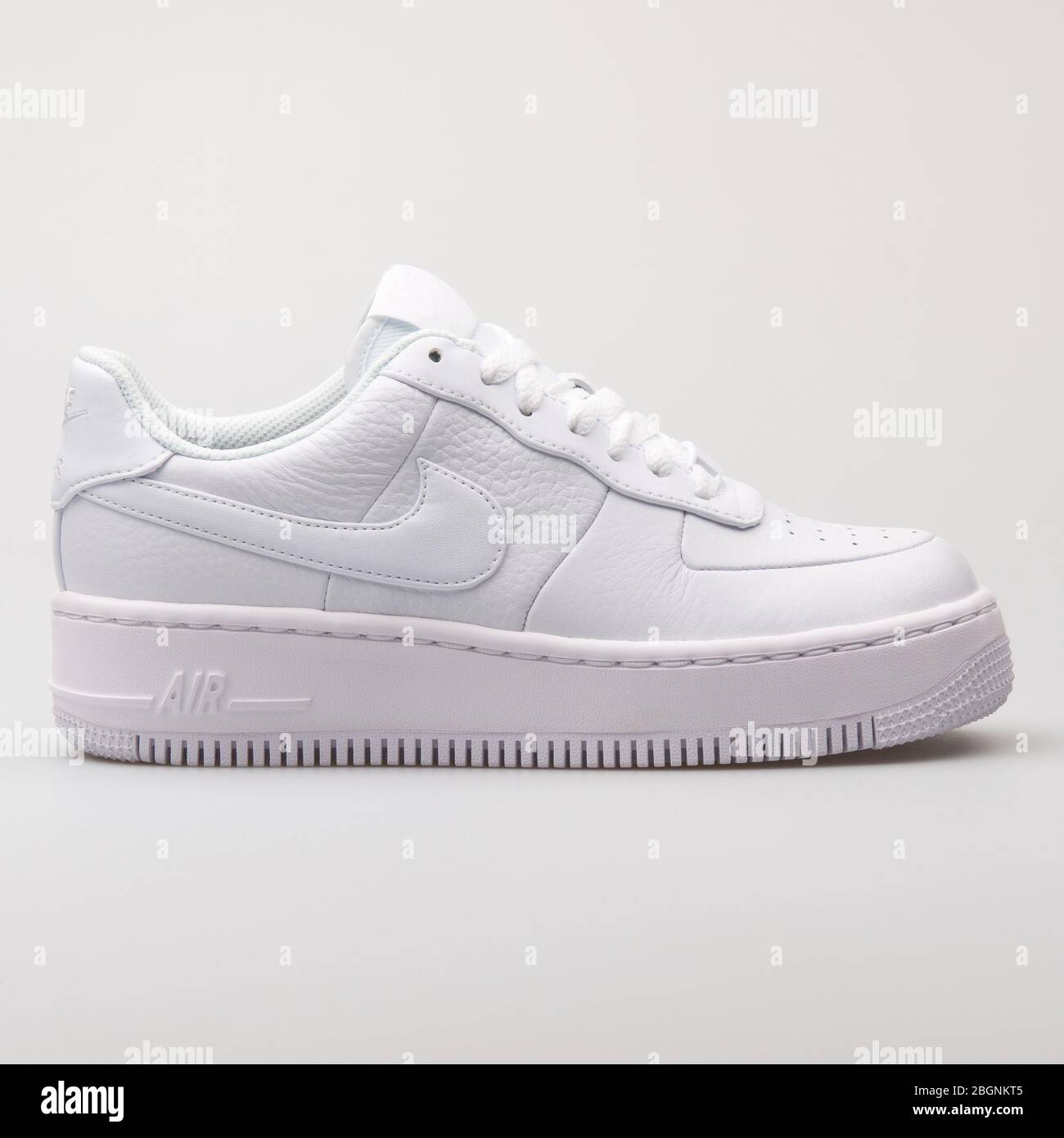 VIENNA AUSTRIA 6 AGOSTO 2017 Sneaker Nike Air Force 1 Upstep bianco su sfondo bianco Foto stock Alamy