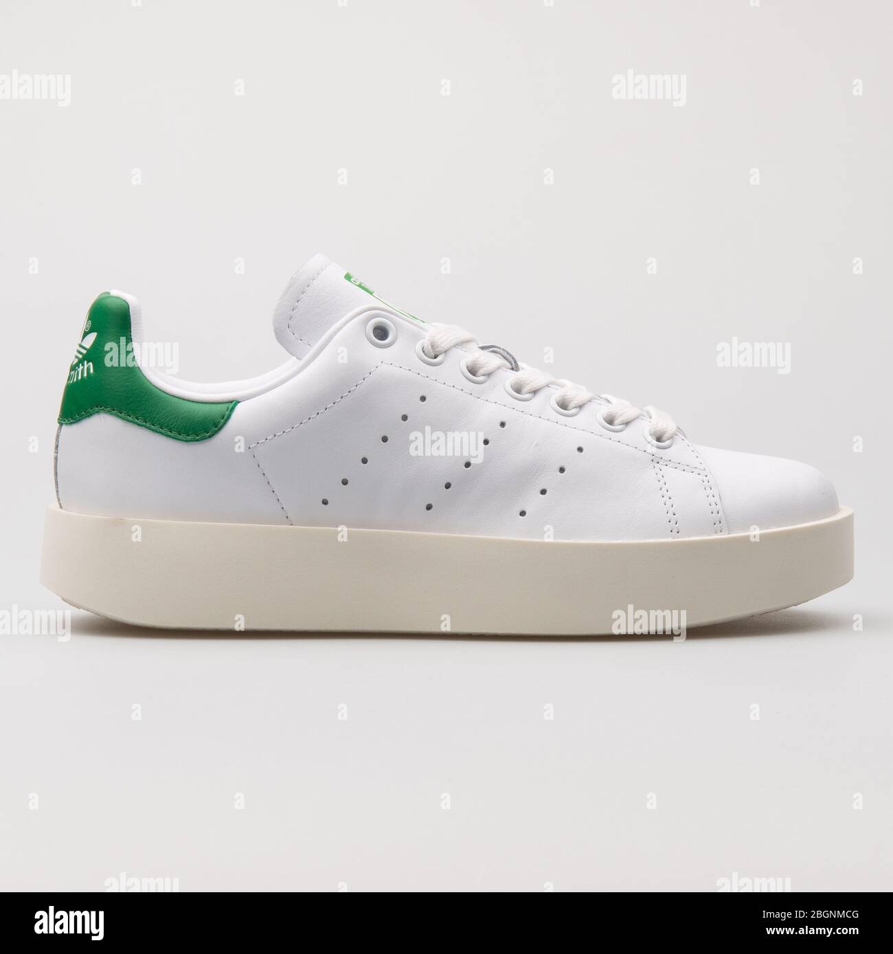 VIENNA, AUSTRIA - 14 AGOSTO 2017: Adidas Stan Smith sneaker grassetto bianco  e verde su sfondo bianco Foto stock - Alamy