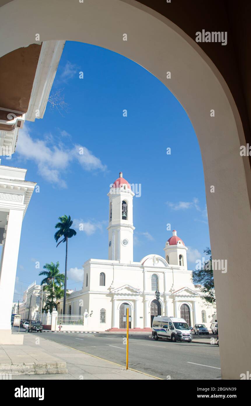 Santa Iglesia Catedral de la Purísima Concepción accanto al Parco Jose Marti nella città coloniale di Cienfuegos Foto Stock