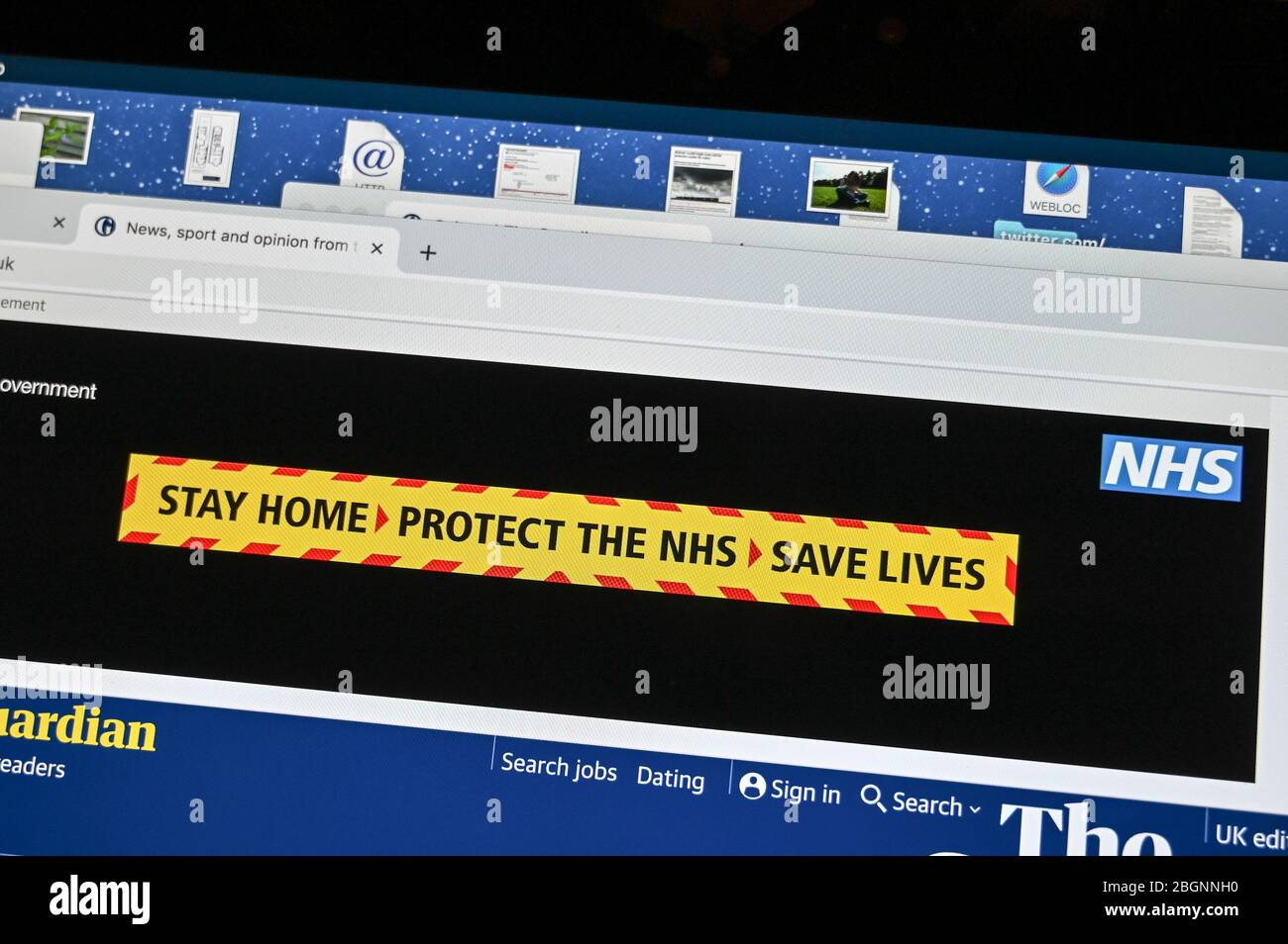 Durante la pandemia di Covid il governo britannico ha usato la pubblicità on-line nei giornali per fare pubblicità alla relativa campagna pubblica di salute di informazione. Foto Stock