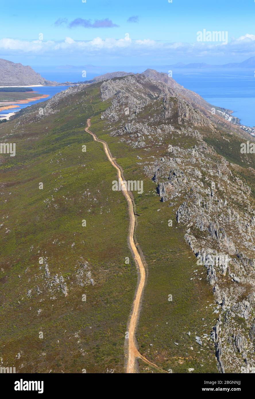 Veduta aerea del sentiero sulla montagna sopra Hermanus Foto Stock