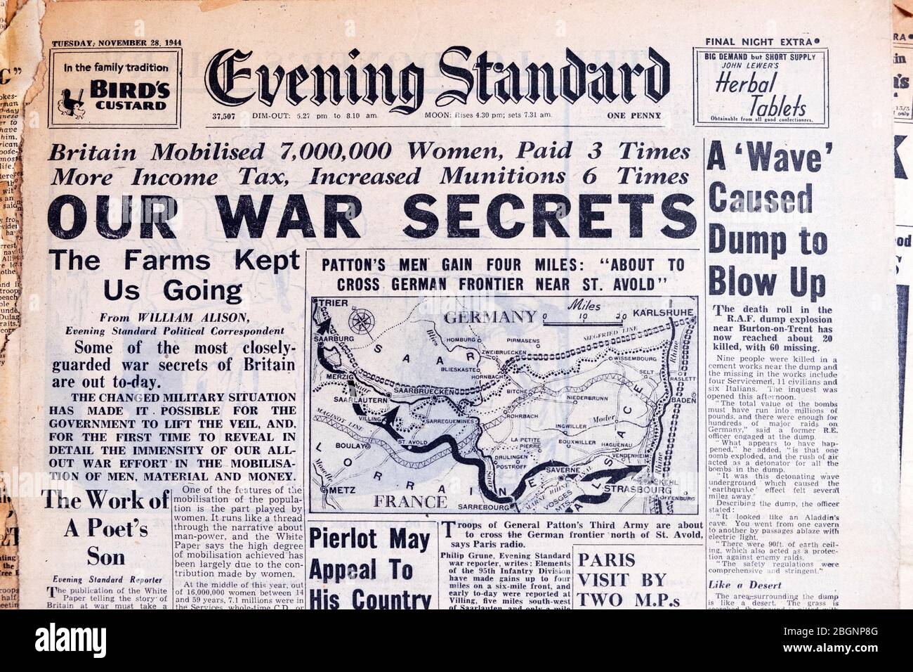 'I nostri segreti di guerra 'le armi ci hanno mantenuto andare 'Standard sera seconda guerra mondiale seconda guerra mondiale titolo del giornale britannico 28 novembre 1944 Londra Regno Unito Foto Stock