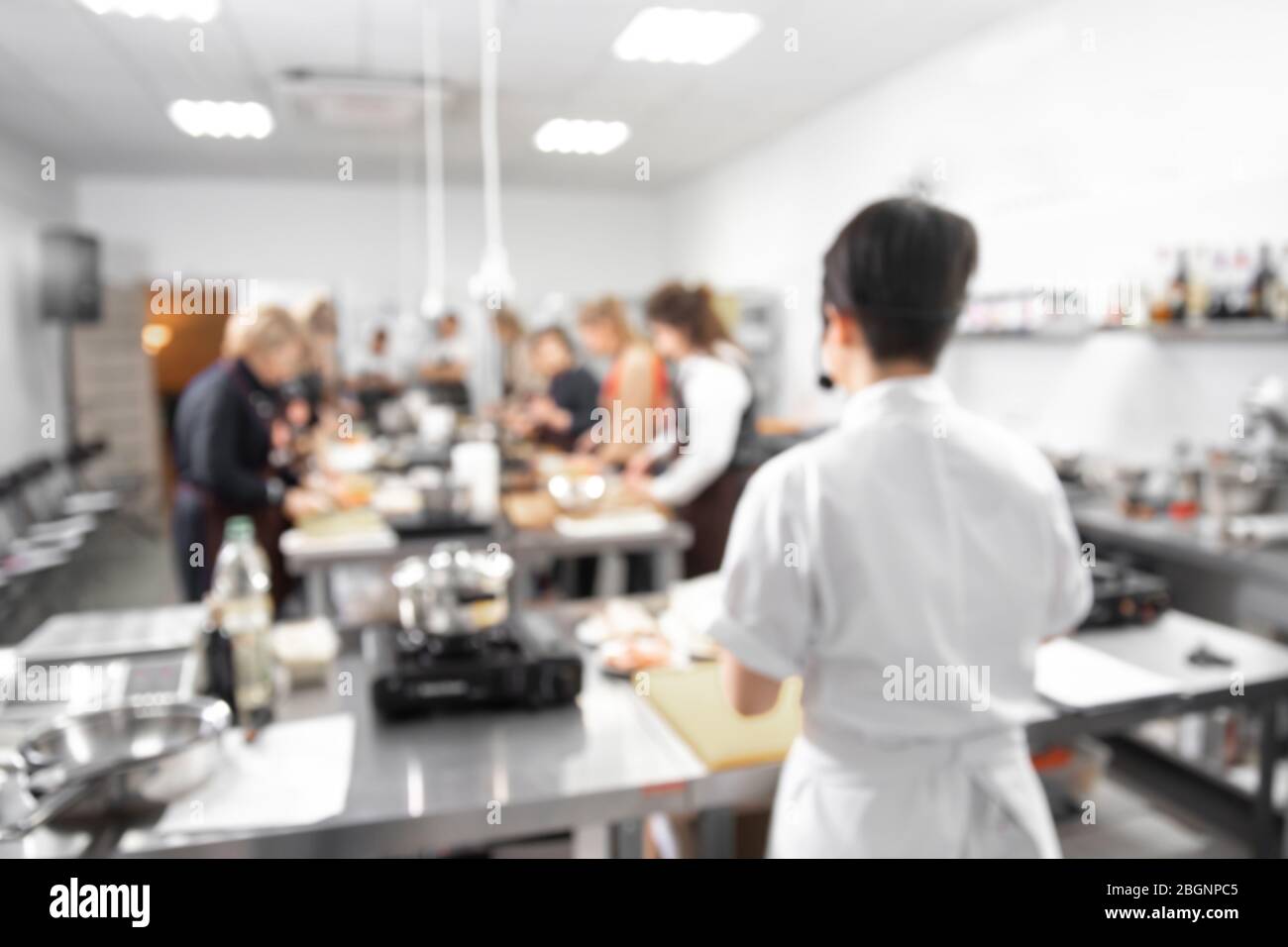 Sfondo sfocato, cuoco conduce master class in cucina Foto Stock