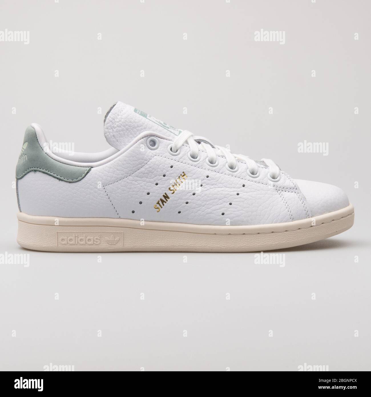 Stan smith sneaker immagini e fotografie stock ad alta risoluzione - Alamy