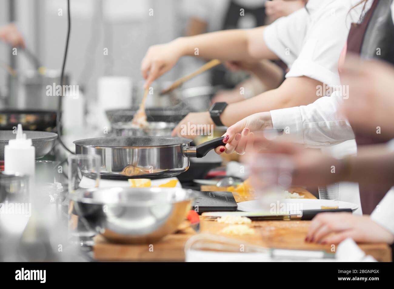 Sfondo cuoco conduce master class in cucina Foto Stock