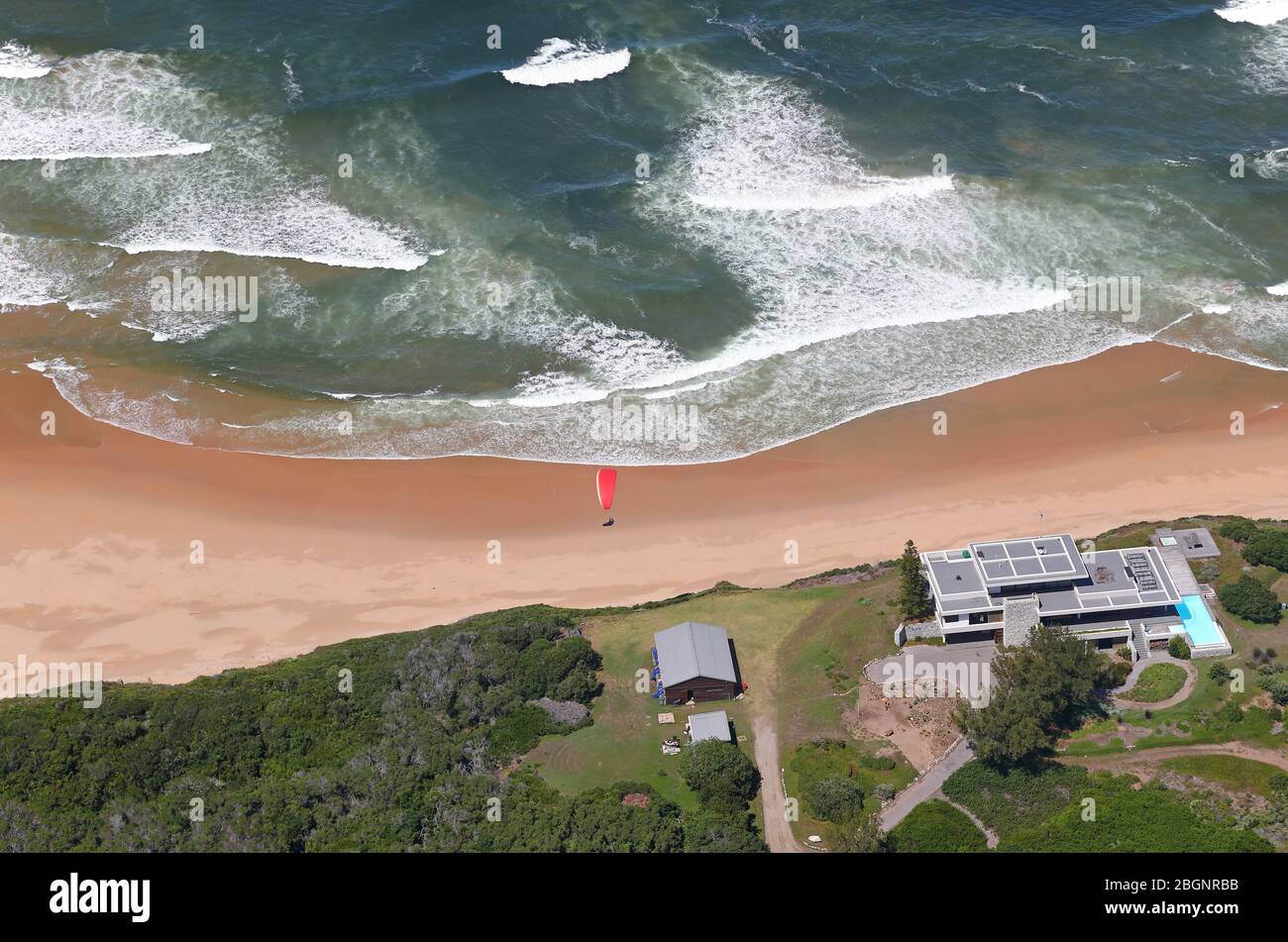 Foto aeree di parapendio lungo una spiaggia Foto Stock