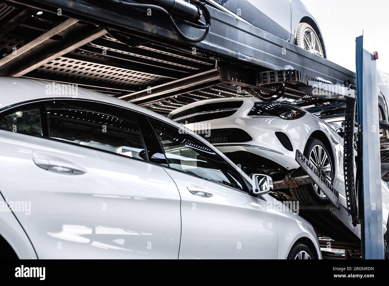 Camion grande di auto trasportatrice di nuovo lusso sport auto tedesche consegna al concessionario. Camion di nuovi veicoli nuovi potenti. Dettaglio auto : rivestimento in vetro Au Foto Stock