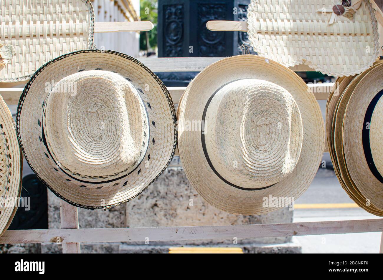 Souvenir tipici cubani in vendita per le strade della Vecchia Avana Foto Stock