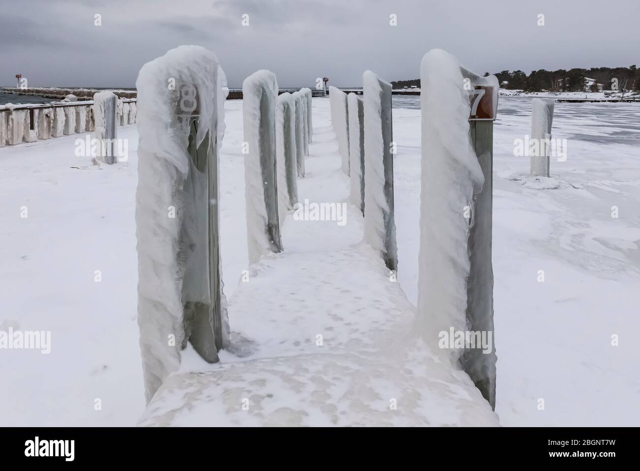 Scivoli in barca coperti di ghiaccio al molo di Whitefish Point state Dock sul lago Superior, Upper Peninsula, Michigan, USA Foto Stock